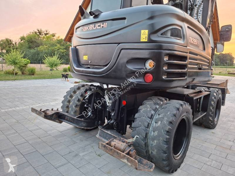 Lopatový nakládač Takeuchi TB295W