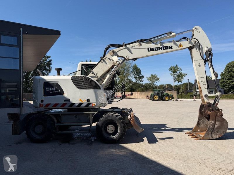 Lopatový nakládač Liebherr A Compact Outriggers...