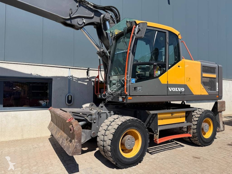 جرافة Volvo 220 E 220 - 180 -