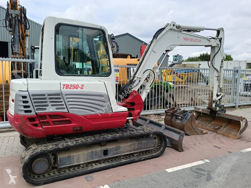 Excavator Takeuchi 5 ton rups graafmachine...