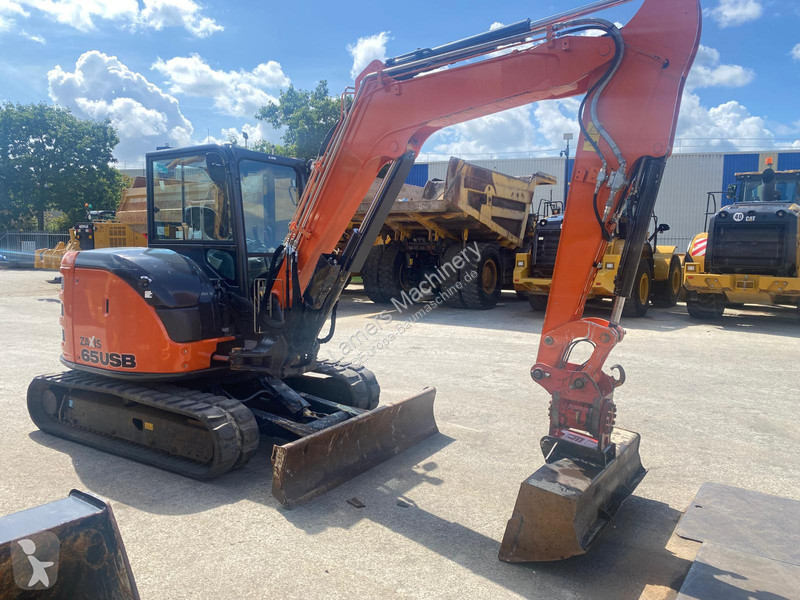 Экскаватор Hitachi ZX65U .