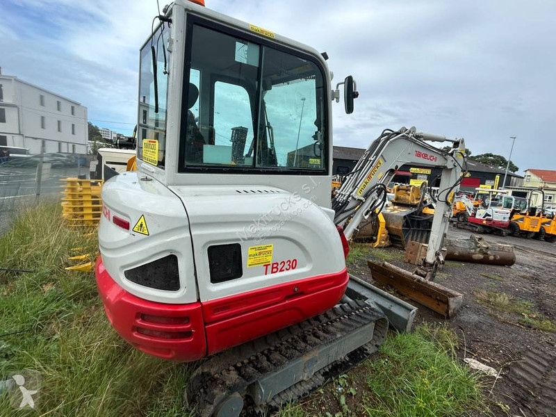 Pelle Takeuchi 230