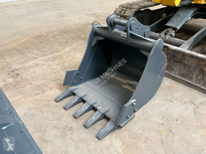 Багер Komatsu MR5