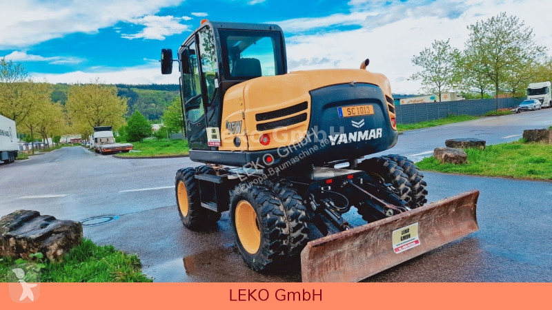 جرافة Yanmar B 95W Mit Drei Löffeln und Ein Hammer