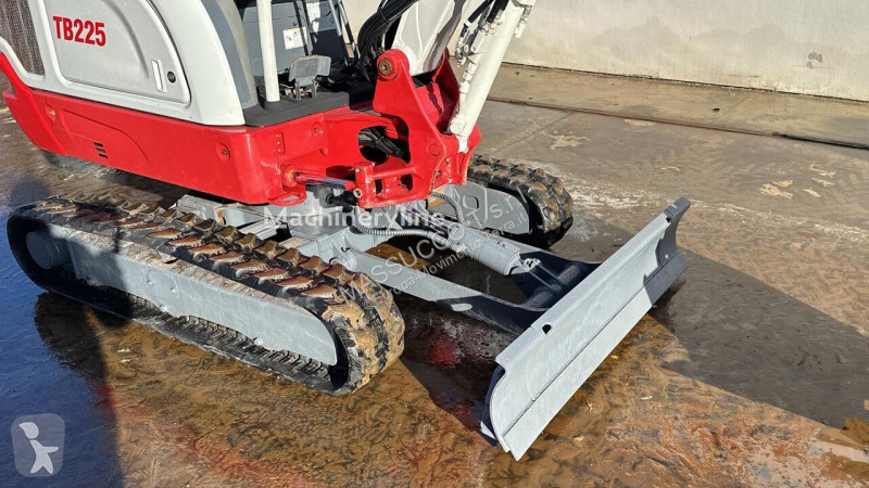 Escavatore Takeuchi TB225
