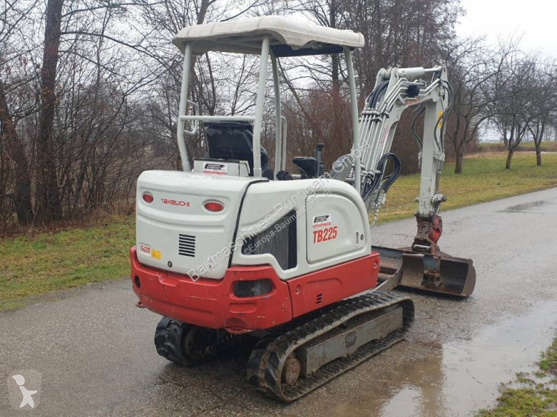 Escavadora Takeuchi TB 225