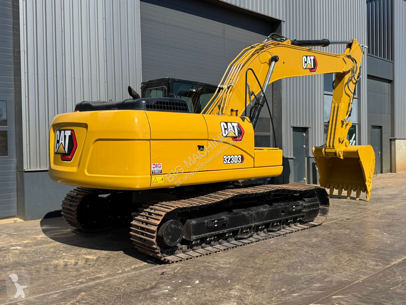 Lopatový nakládač Caterpillar 3