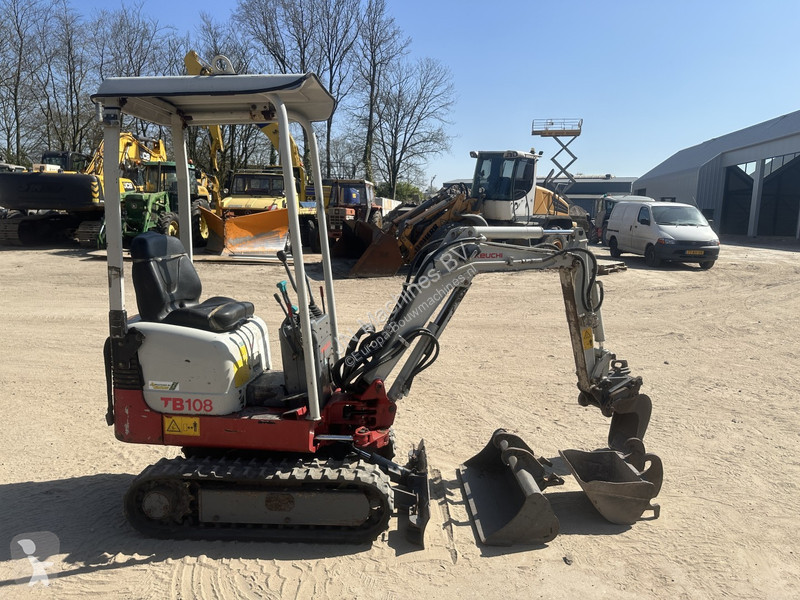 Excavadora Takeuchi 3 buckets