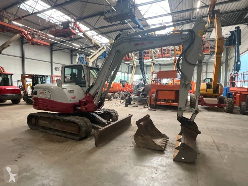 Escavadora Takeuchi