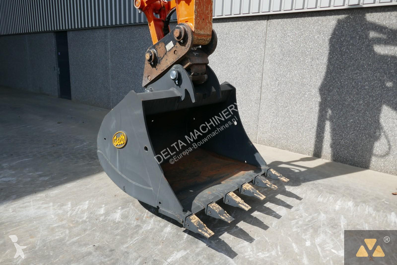 Escavatore Hitachi -6