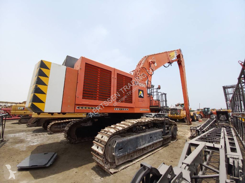 Excavator Hitachi Longreach 28m (Abu Dhabi)