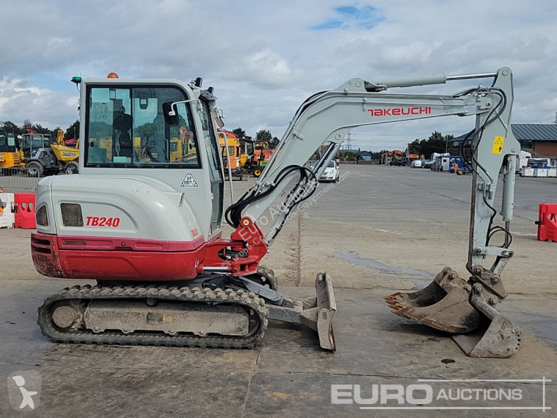 Escavadora Takeuchi TB240