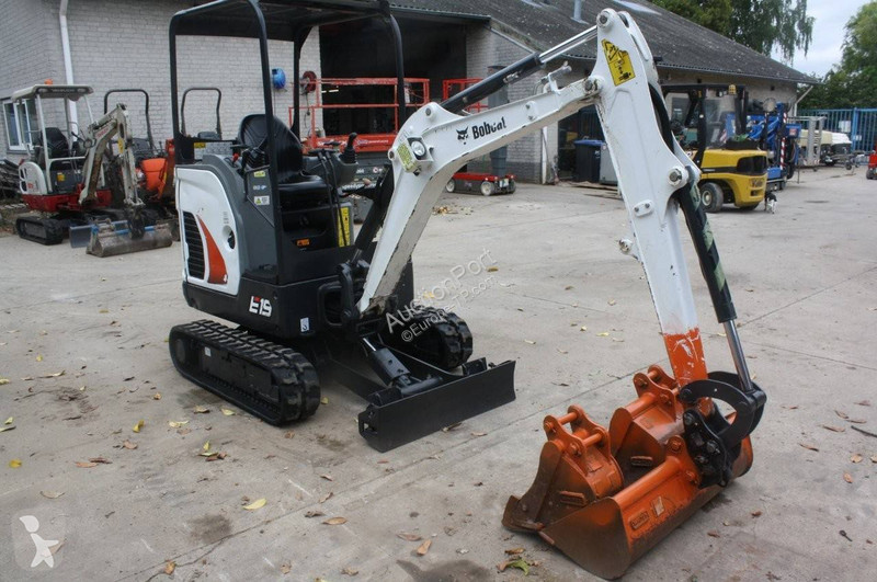 جرافة Bobcat E19