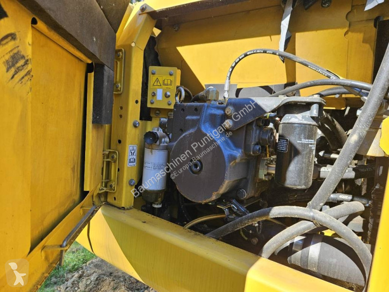 جرافة Komatsu LC8
