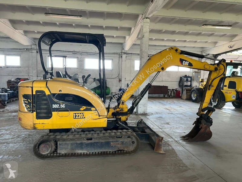 Lopatový nakládač Caterpillar 3025