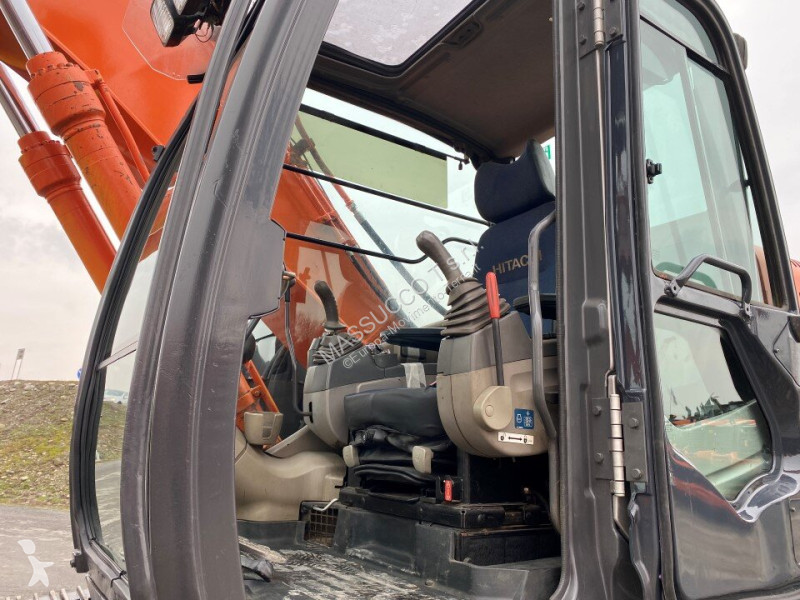 Экскаватор Hitachi ZX225 USBLC