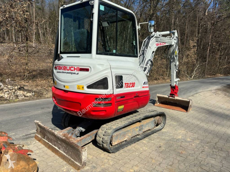 جرافة Takeuchi 230