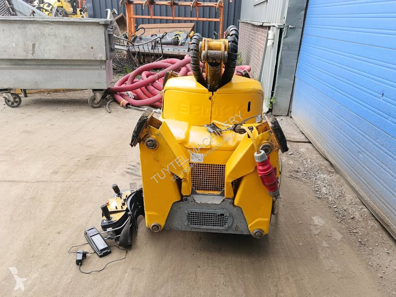Lopatový nakládač Brokk 100 husqvarna robot...