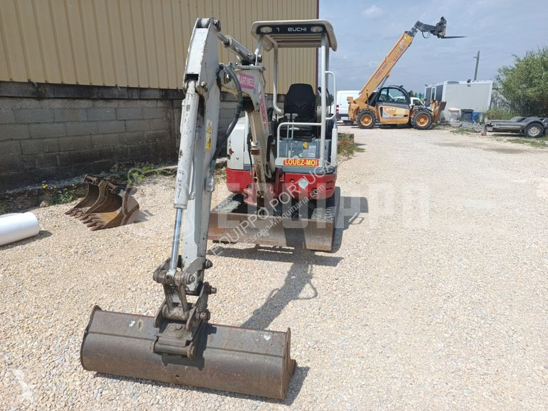 Escavadora Takeuchi with 3 excavator buckets