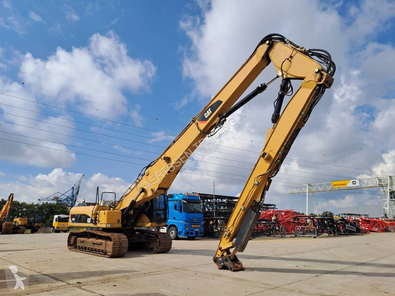 جرافة Caterpillar UHD