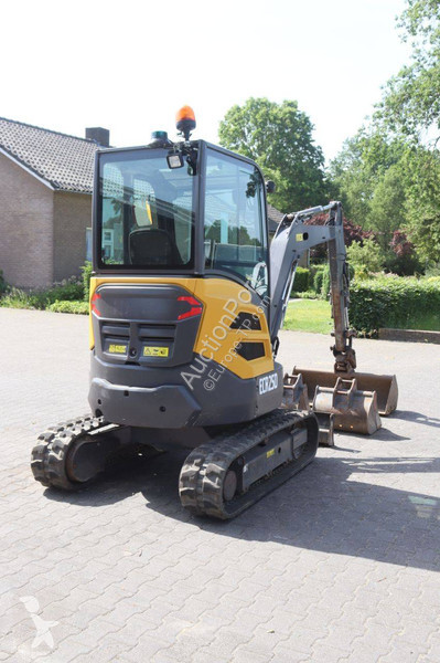 جرافة Volvo ECR25D