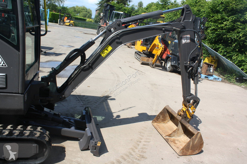 جرافة Volvo EC18D