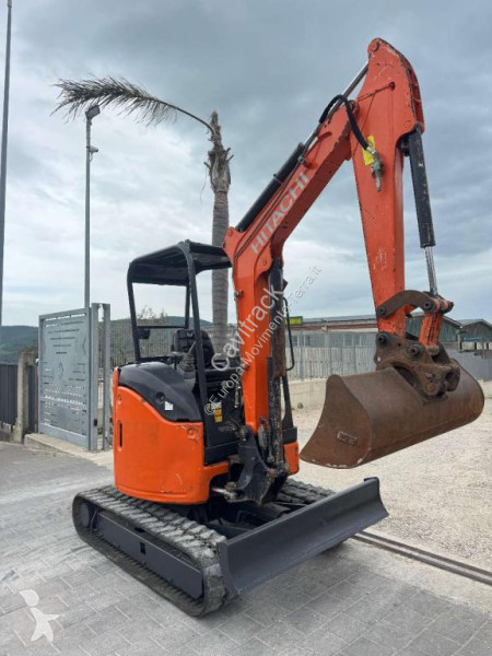 Екскаватор Hitachi ZX26U