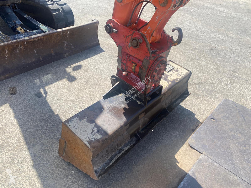 Экскаватор Hitachi ZX65U .