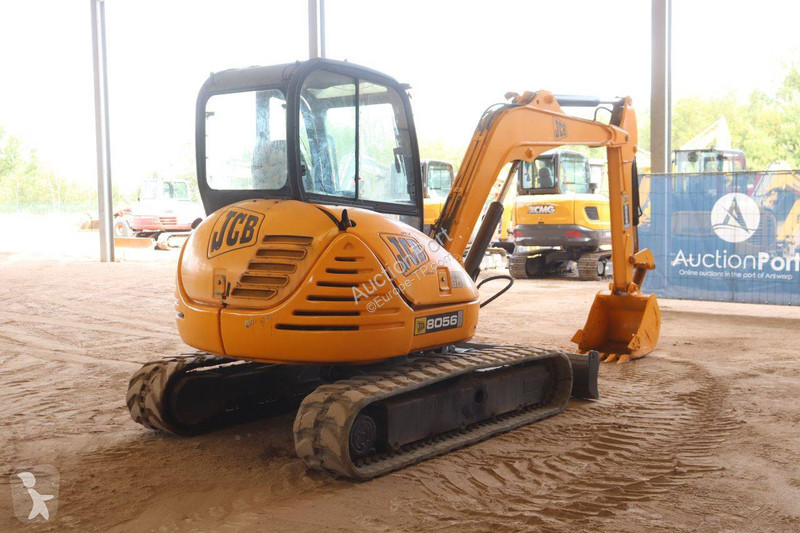 جرافة JCB 8056