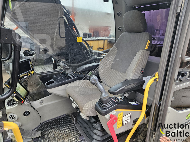 جرافة Volvo EC220EL