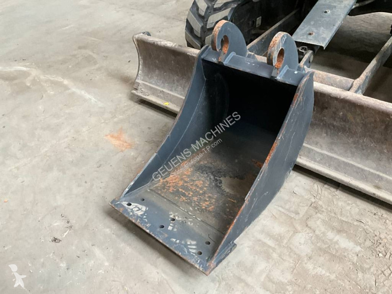 Экскаватор Komatsu MR3