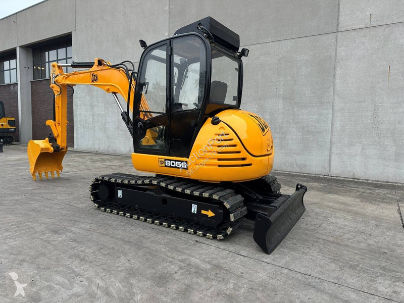 Escavadora JCB 8056