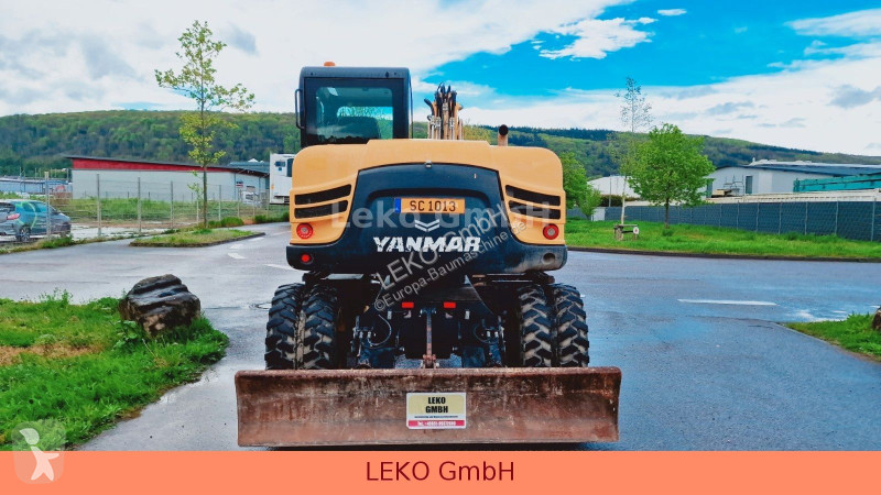 جرافة Yanmar B 95W Mit Drei Löffeln und Ein Hammer