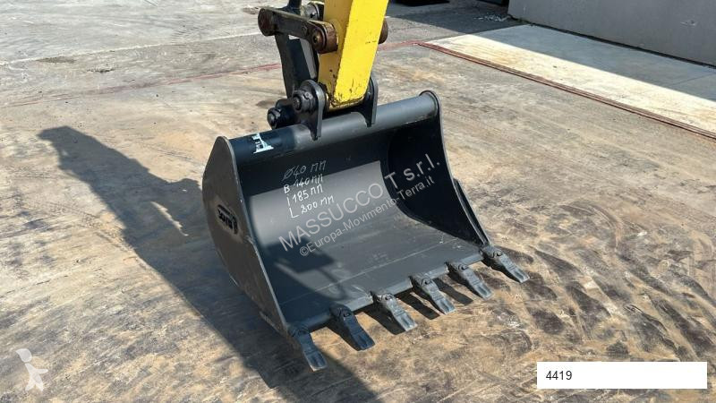 Escavatore New Holland E39B