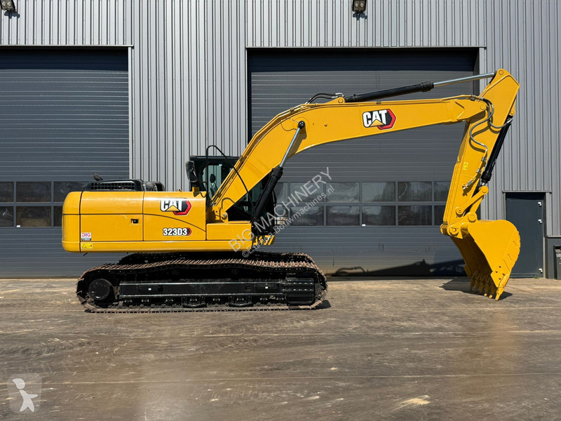 Lopatový nakládač Caterpillar 3
