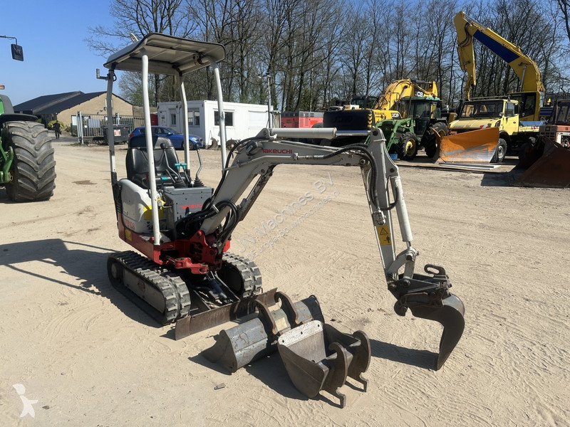 Excavadora Takeuchi 3 buckets
