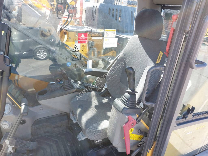 Escavadora Volvo ECR 235 E