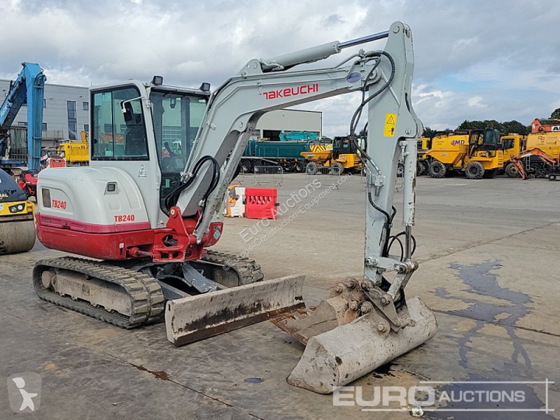 Escavadora Takeuchi TB240