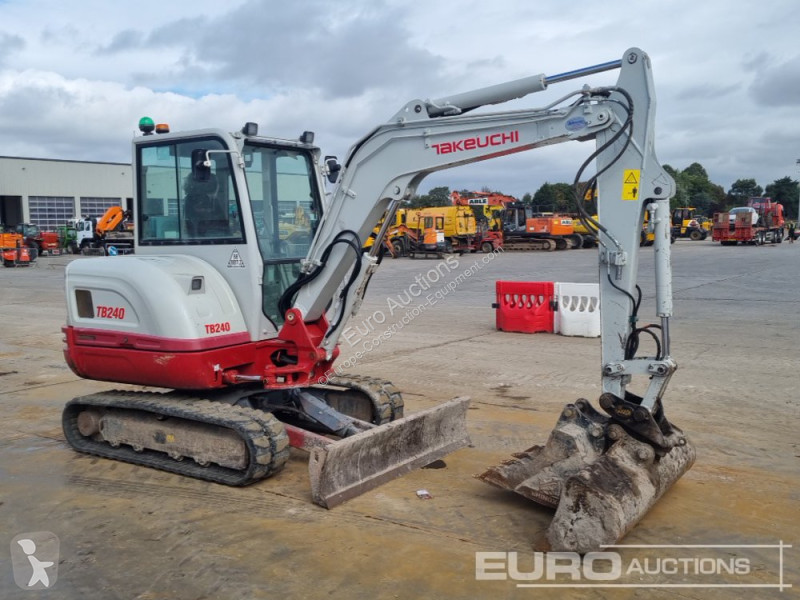Escavadora Takeuchi TB240