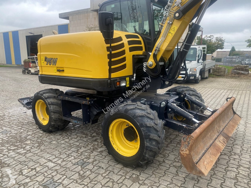 جرافة Yanmar B95w .