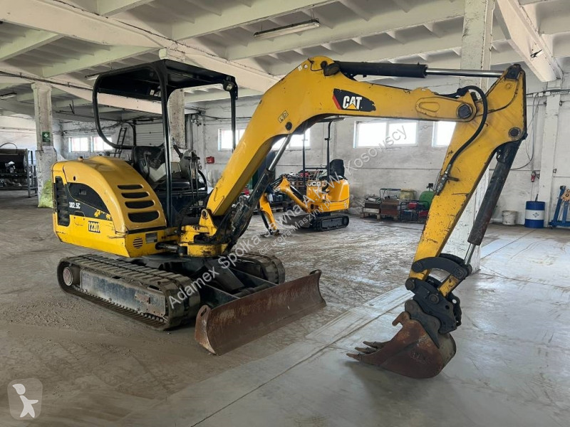 Lopatový nakládač Caterpillar 3025