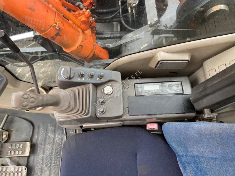 Экскаватор Hitachi ZX225 USBLC