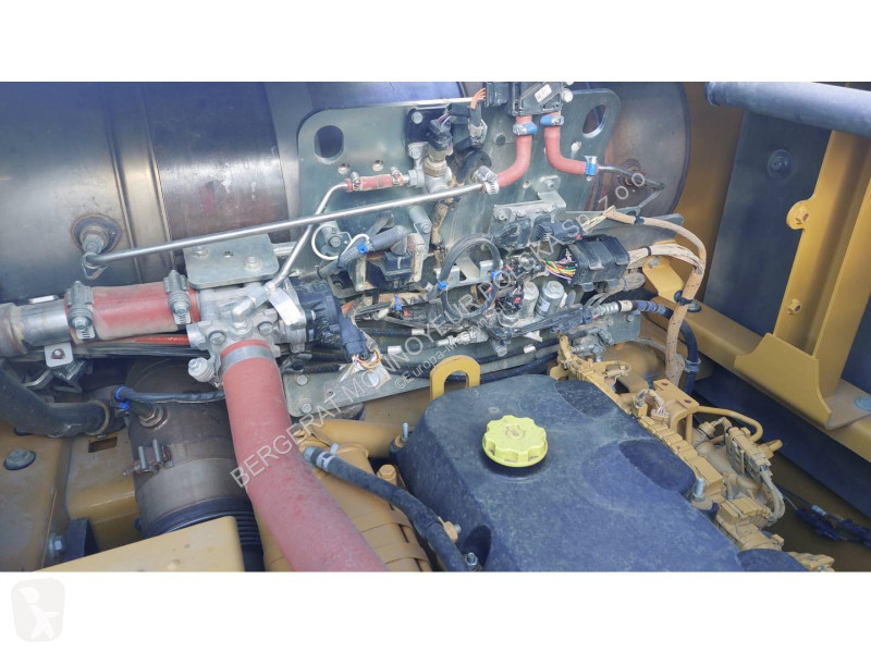 Lopatový nakládač Caterpillar 352