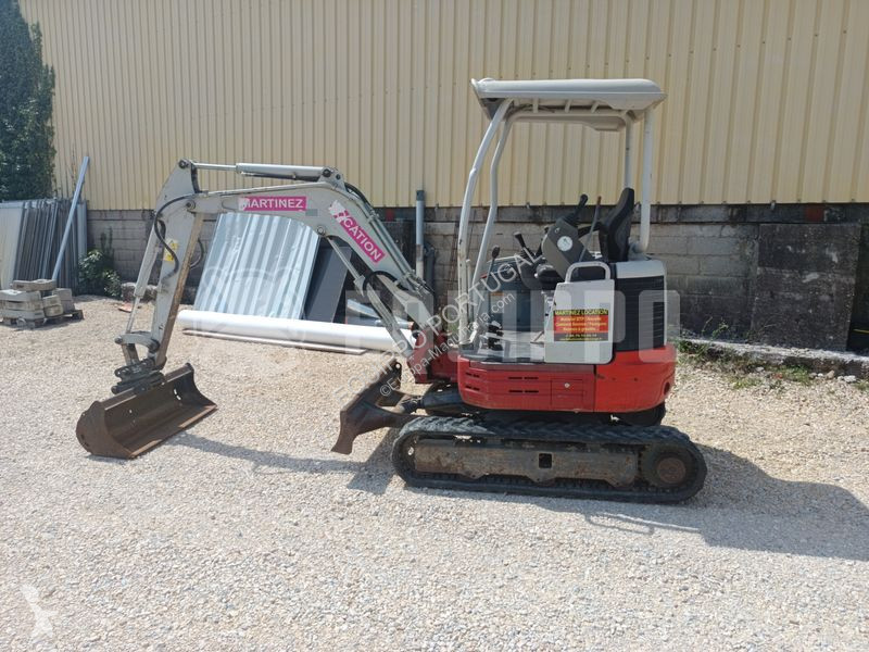 Escavadora Takeuchi with 3 excavator buckets