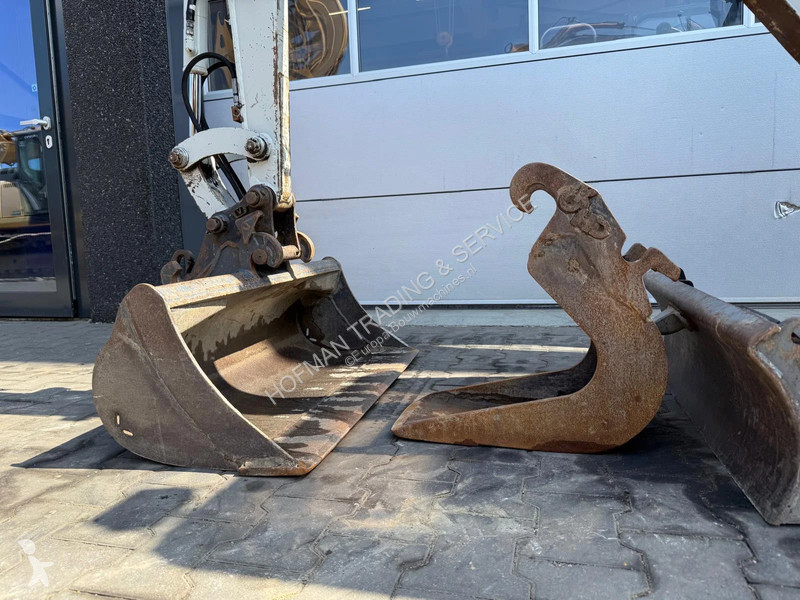 جرافة Takeuchi TB216