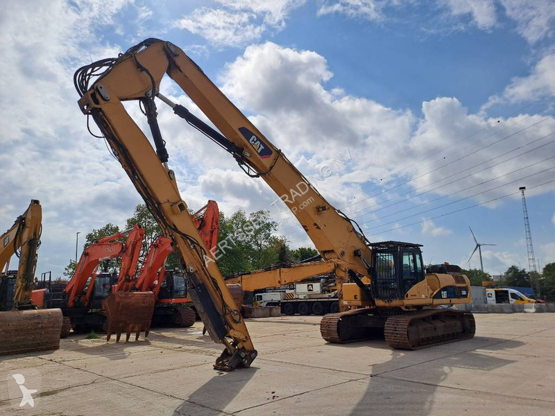 جرافة Caterpillar UHD