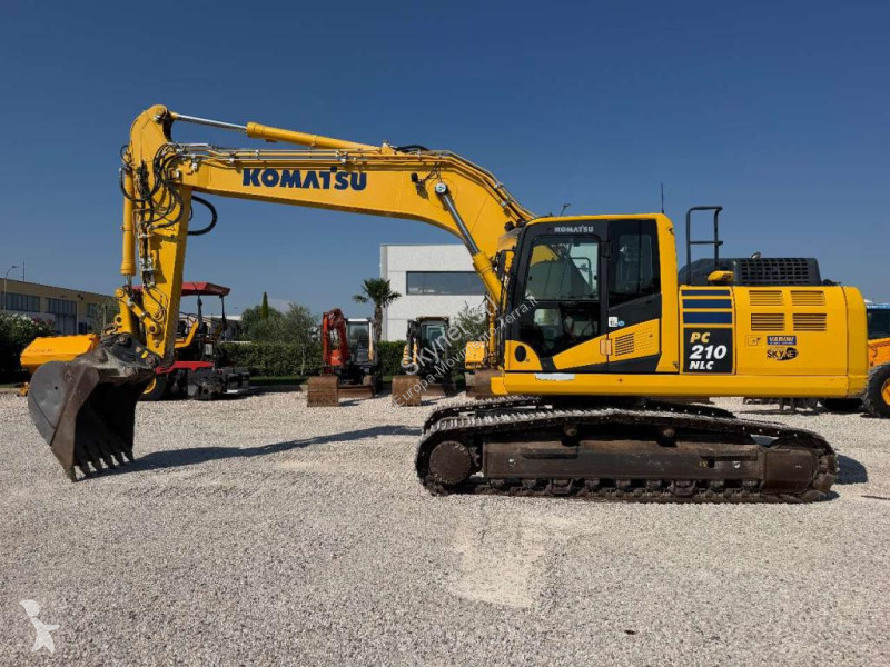 جرافة Komatsu PC210-11E0