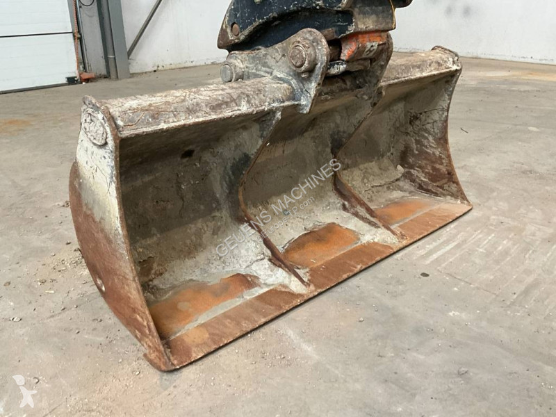 جرافة JCB JS 131 LC