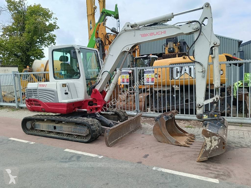 Excavator Takeuchi 5 ton rups graafmachine...