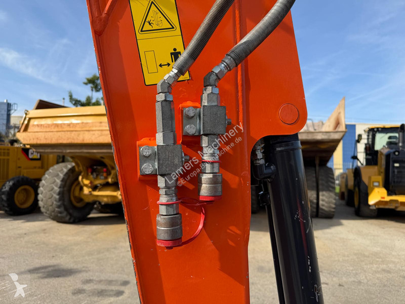 Excavadora Hitachi ZX33U-6 .